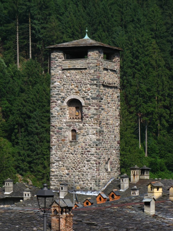 ''Dai comignoli spunta…la torre del castello'' - Gromo