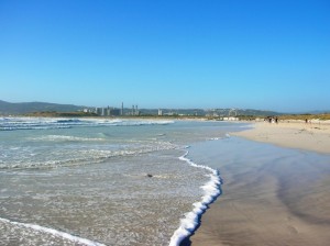 In fondo alle spiagge bianche si stagliano le ciminiere di Rosignano Solvay