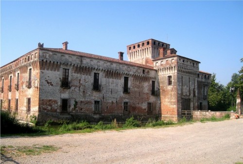 Borgo San Giacomo - castello di padernello-la facciata- Borgo San Giacomo - castello di padernello-la facciata-