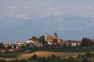 Panorama Pecetto, sullo sfondo svetta il Monviso