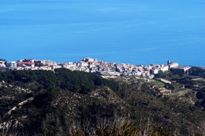 Immerso nel verde dei pini, bagnato dal mare blu