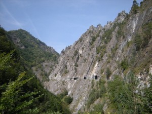 Elva (Val Maira), la strada del Vallone (1)