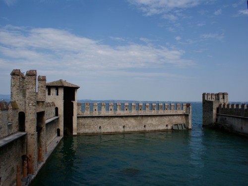 Sirmione - sirmione e le mura di cinta del castello in acqua Sirmione - sirmione e le mura di cinta del castello in acqua