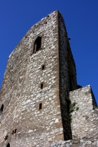 la strana torre poligonale