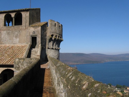 Bracciano - le mura del Castello Odescalchi e il lago di Bracciano