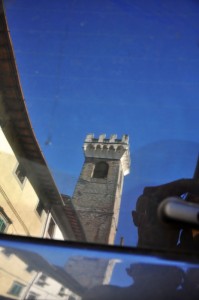 Torre del Vicario riflessa sulla mia auto