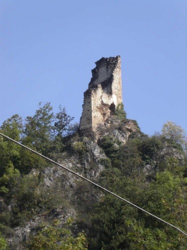 Monterosso Grana - Monterosso Grana, Val Grana: resti della torre del castello dei conti di Monterosso
