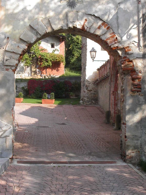 ''Monterosso Grana, Val Grana: entrata del castello dei conti di Monterosso'' - Monterosso Grana