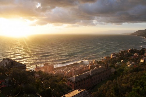 Camogli - Un raggio di sole colpisce la Basilica di Camogli durante la mareggiata Camogli - Un raggio di sole colpisce la Basilica di Camogli durante la mareggiata