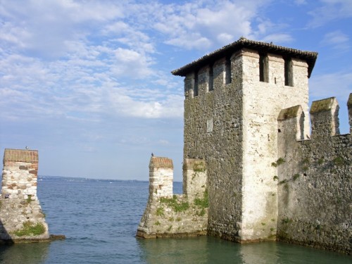 Sirmione - La torrre della darsena del castello di Sirmione Sirmione - La torrre della darsena del castello di Sirmione