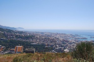 Genova e in lontananza il monte di Portofino