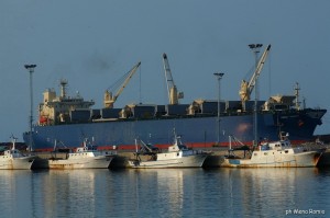 Nave e pescherecci nel porto di Corigliano