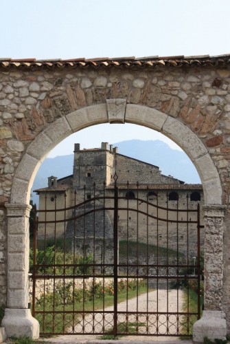 Nogaredo - entrata al castello di noarna