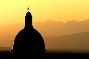 Cupola della Chiesa di S. Antonio al tramonto con la catena dei Monti Pollino