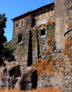 mura del castello medievale di Lanuvio