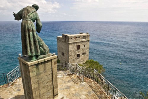 Monterosso al Mare - il Santo ed il castello Monterosso al Mare - il Santo ed il castello