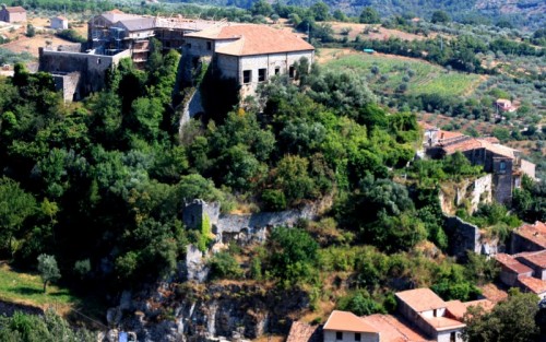 Sant'Angelo a Fasanella - resti fortificati del borgo medievale di Sant'Angelo a Fasanella