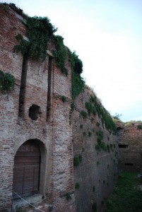 l’ingresso laterale del castello dei Paleologi