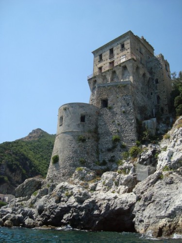 Cetara - La torre, maestosamente a picco sul mare.