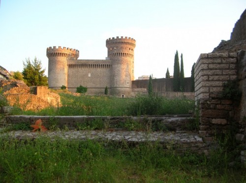 Tivoli - Rocca Pia tra i resti dell'anfiteatro romano