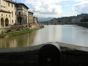 Firenze-Le case incorniciano l’Arno