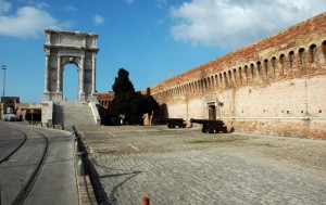 Arco di Traiano con Mura Fortificate