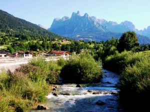 La valle, con il torrente Cismon e le Dolomiti