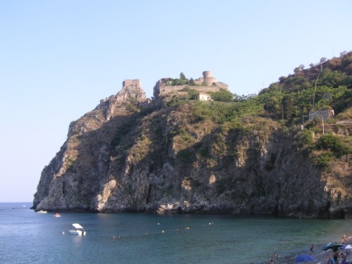 Sant'Alessio Siculo - Il castello e il promontorio.
