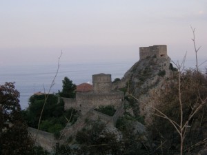 Il castello e il suo muro di cinta…