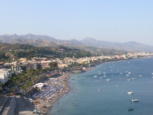 …scendendo dal castello al lungomare…