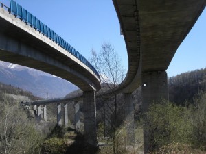 panorama con viadotto dell’autostrada