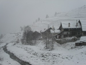 case della frazione Rhuilles di Cesana Torinese, durante una nevicata