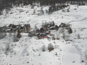 Cesana Torinese, la borgata Rhuilles, in inverno
