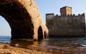 Castello di Torre Astura sotto il ponte