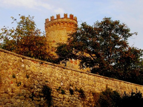 Torrita di Siena - Montefollonico - Cinta muraria con la "Torre del Cassero" 