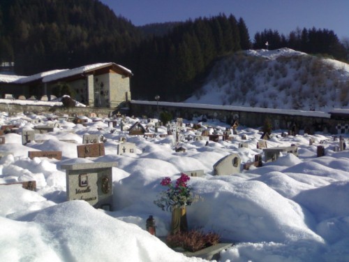 Auronzo di Cadore - cimitero Auronzo sotto la neve Natale 2008