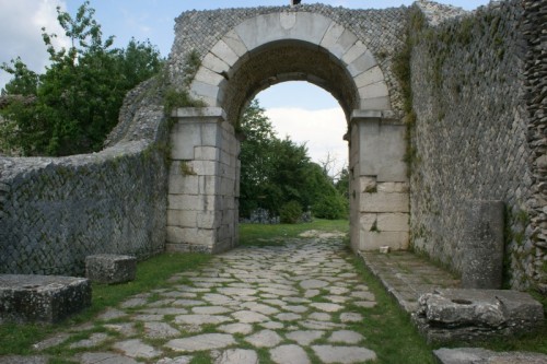 Sepino - Altilia (zona archeologica di Sepino): Porta Bojano, dall'interno Sepino - Altilia (zona archeologica di Sepino): Porta Bojano, dall'interno