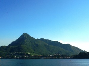 Il monte domina il lago