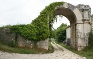 Altilia (zona archeologica di Sepino): Porta Benevento, dall’ esterno.