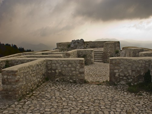 Torriana - una giornata uggiosa sulle fortificazioni di " TORRIANA " 