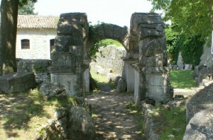 Altilia (zona archeologica di Sepino): poderose fortificazioni.