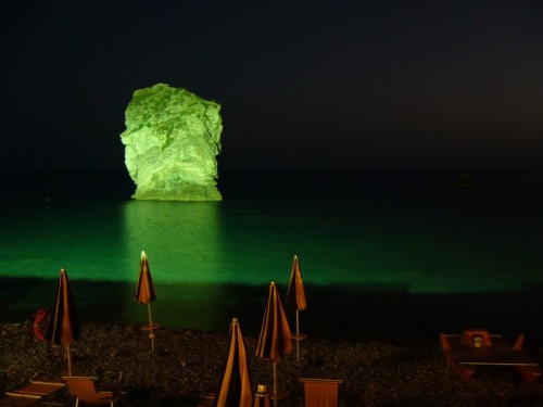 Acquappesa - Lo scoglio della Regina e la sua magia di notte Acquappesa - Lo scoglio della Regina e la sua magia di notte