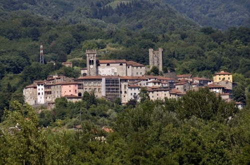 Coreglia Antelminelli - frazione con castello