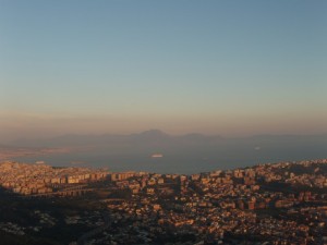 Il golfo di Napoli verso il tramonto dalla collina di Camaldoli (Napoli)