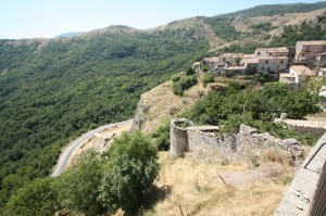 Civita Superiore: resti di Mura con torretta