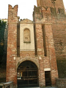 castello scaligero-particolare della porta