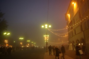 Piazza principale con la nebbia