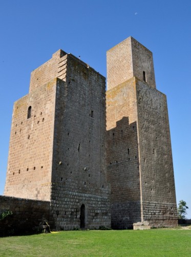 Tuscania - Le Torri e la Luna di..... Prima Mattina Tuscania - Le Torri e la Luna di..... Prima Mattina