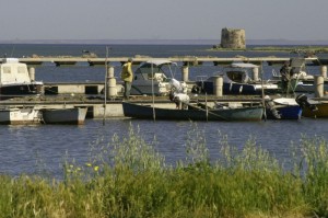 La torre che domina gli stagni a Marceddi
