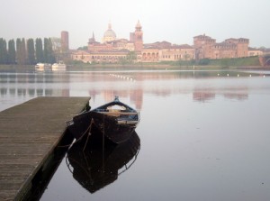 Mantova all’alba dal Lago Inferiore